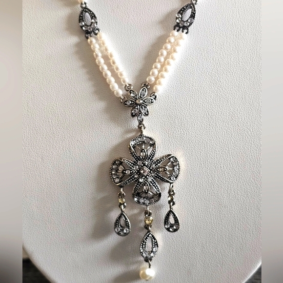 Vintage Silver and White Pearls Floral Pendant Necklace With Rhinestones - Picture 3 of 6